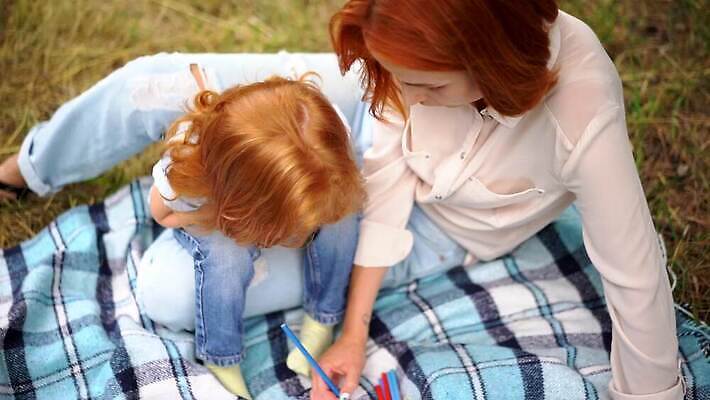 백인 라이프스타일 공원 교육 딸 행복 종이 아들 어린이 컬러 컨셉 2 학교 가족 자연 놀이 엄마 함께함 창조 미술 웃음 사람 앉기 취미 야외 두명 연필 페인트 유치원 기쁨 게임 아기 그리기 그림 예술가 화가 빨간머리 개발 4K MOV 해외동영상 클립영상 서양인 직업 헤어스타일 공공시설 감정 관계 모션 문화예술 학용품 표정 생활 필기구 생태계 동영상 파일형식