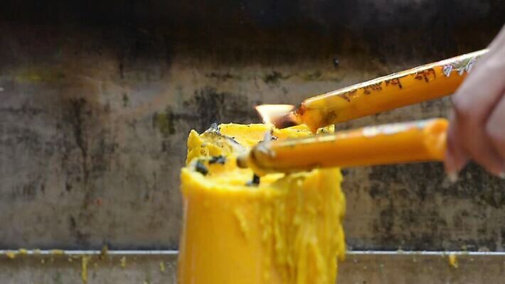 백그라운드 오렌지 촛불 불 휴가 불꽃 조명 사랑 사람없음 장식 빛 노란색 교회 평화 검은색 축제 어둠 침묵 할로윈 기도 축하 죽음 뜨거움 영혼 황금 야간 인도인 심볼 오브젝트 사인 빛망울 연소 광 왁스 화상 MOV 해외동영상 클립영상 자연요소 외국인 감정 컬러 컨셉 과일 초 종교건축 동양인 건물 소리 상처 동영상 파일형식