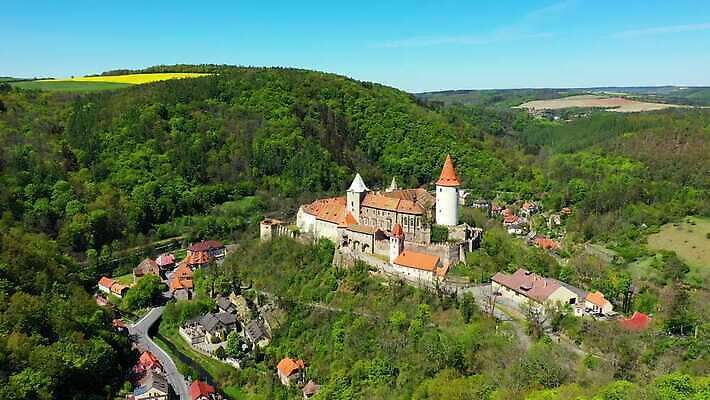 외관 벽 건축양식 하늘 동화 파노라마 풍경 사람없음 건물 파란색 탑 힘 궁전 바위 성 중세 역사 숲 언덕 체코 강화 고딕 공화국 드론 랜드마크 보헤미아 옛날 왕국 웅장함 4K MP4 해외동영상 클립영상 건축물 건축 유럽 나라 컬러 고건축 촬영기법 돌_바위 동영상 파일형식
