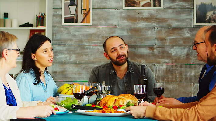 여자 할아버지 딸 행복 아들 할머니 음료 음식 가족 탁자 엄마 주택 함께함 실내 미소 사람 앉기 여러명 빨간색 친구 와인 식사 저녁식사 치킨 기쁨 축하 아내 아빠 60대 굽기 먹기 잔치 긍정 서빙 토스트 나눔 세대 핸드메이드 맛있는 4K MOV 해외동영상 클립영상 노년 남자 감정 빵 컬러 가구 다수 컨셉 관계 모션 주류 표정 내부 건물 구이 동영상 닭고기요리 파일형식