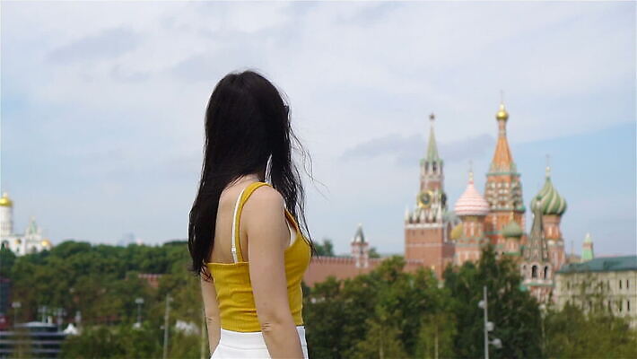 백인 라이프스타일 커플 응시 여자 행복 여행 건축양식 휴가 한명 미소 웃음 사람 풍경 성인 야외 여름 도시풍경 여행객 잡기 도시 역사 차 모험가 정사각형 러시아 방문 타운 랜드마크 모스크바 크렘린궁전 셀룰러 MOV 해외동영상 클립영상 도형 서양인 1 시선 계절 건축 감정 유럽 음료 관계 모션 표정 생활 궁전 동영상 크렘린 파일형식