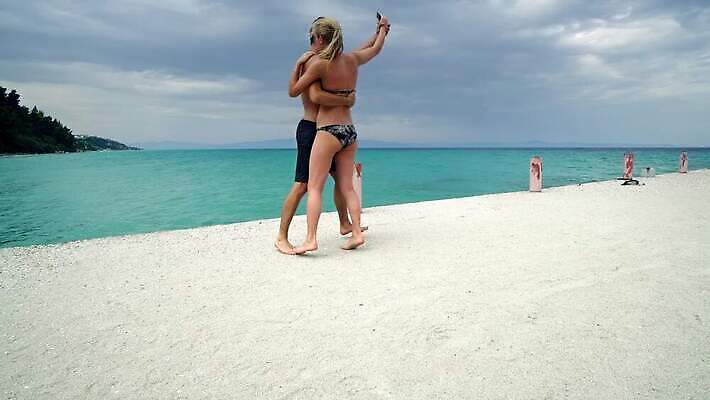 백인 라이프스타일 커플 여자 남자 행복 바다 백그라운드 2 관계 자연 휴가 함께함 건강 관리 웃음 사람 성인 야외 물 여름 햇빛 태양 기쁨 낭만 신혼여행 춤 잡기 아내 은퇴 4K MP4 해외동영상 클립영상 자연요소 서양인 계절 감정 결혼 컨셉 모션 문화예술 표정 생활 생태계 동영상 파일형식