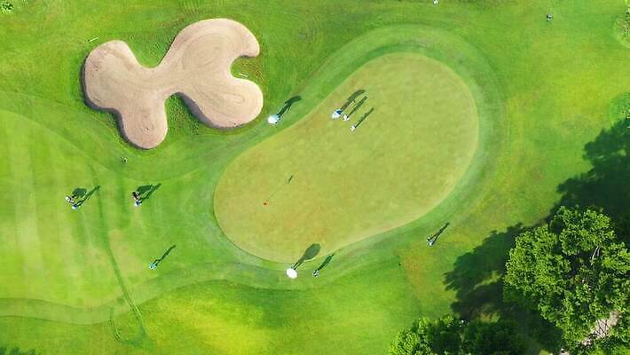 라이프스타일 스포츠 여행 골프 공 놀이 휴가 휴식 풍경 사람없음 초록색 여름 운동 햇빛 맑음 게임 깃발 골퍼 클럽 휴양지 골프티 페어웨이 4K MOV 해외동영상 클립영상 계절 컬러 컨셉 날씨 운동선수 골프용품 건강 생활 태양 구기 장소 동영상 파일형식