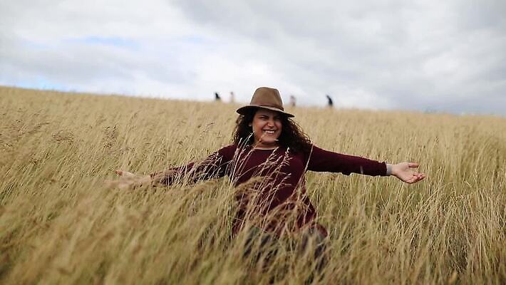 모자 유럽 선 바다 섬 여행 백그라운드 자연 하늘 휴가 영국 잉글랜드 파노라마 한명 사람 풍경 야외 초록색 물 도시풍경 역사 언덕 장면 지역 포트 동영상 랜드마크 수평선 MOV 해외동영상 클립영상 자연요소 1 잡화 나라 컬러 촬영기법 도시 생태계 파일형식