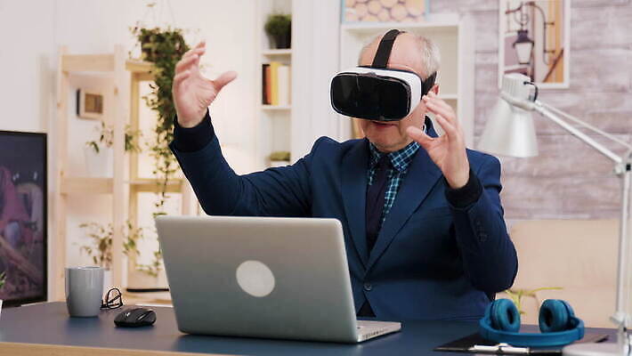 라이프스타일 커플 응시 남자 행복 안경 놀이 미래 새로움 고글 주택 기술 사람 여러명 컴퓨터 3D 디지털 헤드폰 게임 체험 무선전화기 호기심 하이테크 혁명 게이머 옛날 가상 가상현실 현실 획기적 4K MOV 해외동영상 클립영상 시선 잡화 감정 음향기기 다수 컨셉 관계 건물 생활 전자제품 전화기 디지털합성 동영상 파일형식