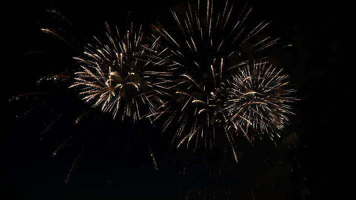 기념일 행복 컬러 백그라운드 하늘 불 추상 휴가 불꽃 새로움 기념 폭죽 불꽃놀이 이벤트 사람없음 장식 빨간색 빛 컬러풀 노란색 파티 검은색 축제 어둠 흰색 축하 생일 4 황금 야간 저녁 폭발 12월 연도 쇼 7월 독립 4K MOV 해외동영상 클립영상 자연요소 감정 컨셉 무늬 놀이 숫자 날짜 동영상 파일형식