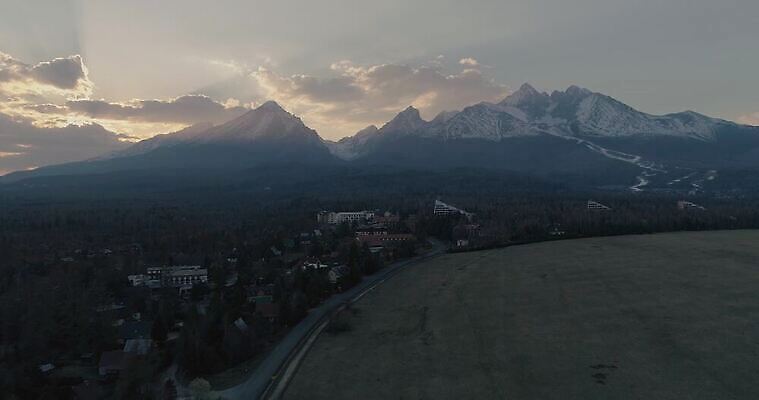 계절 공원 백그라운드 자연 하늘 산 안테나 사람없음 야외 햇빛 하이킹 소나무 언덕 드론 슬로바키아 절정 4K MP4 해외동영상 클립영상 나무 공공시설 유럽 통신 레저 태양 생태계 동영상 파일형식