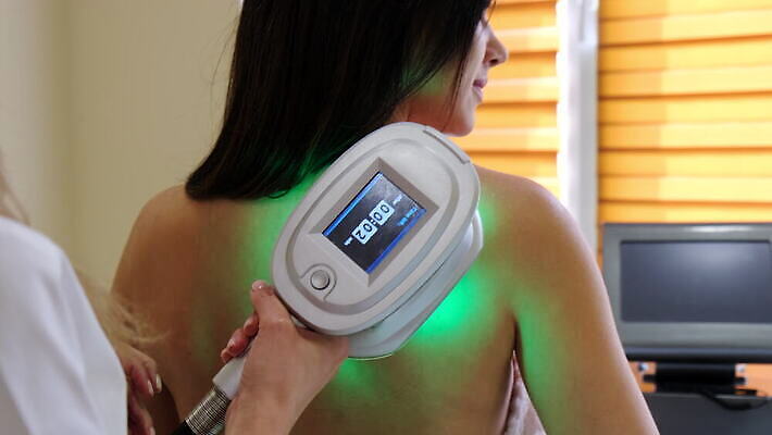 백인 직업 손 여자 신체 모션 실내 건강 한명 성인 뷰티 상점 스파 기계 화장품 장비 잡기 마사지 미용사 피부 테라피 순서 돌봄 바디케어 치료사 특별함 셀룰라이트 4K MOV 해외동영상 슬로모션 클립영상 서양인 1 컨셉 촬영기법 사람 내부 신체부위 동영상 파일형식