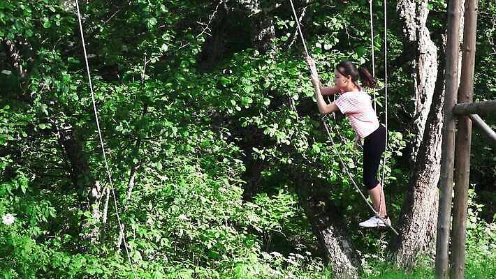 백인 1 공원 행복 어린이 밧줄 포즈 모션 자연 매달리기 한명 야외 10대 점프 활발 기쁨 그네 에콰도르 느림 무료 MP4 해외동영상 슬로모션 클립영상 서양인 공공시설 감정 줄 컨셉 청소년 촬영기법 사람 남아메리카 생태계 동영상 파일형식