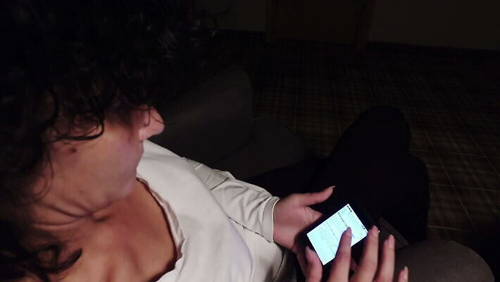 컨셉 인터넷 의자 경고 한명 앉기 스마트폰 컴퓨터 디지털 스크린 모니터 웹 어둠 블록 금지 네트워크 실패 저녁 연결 땅 충돌 거절 알림 보안 안락의자 페이지 시스템 문제 온라인 스팸 오류 4K MOV 해외동영상 클립영상 1 가구 모션 안전 사람 전자제품 핸드폰 스마트기기 좌절 야간 동영상 파일형식