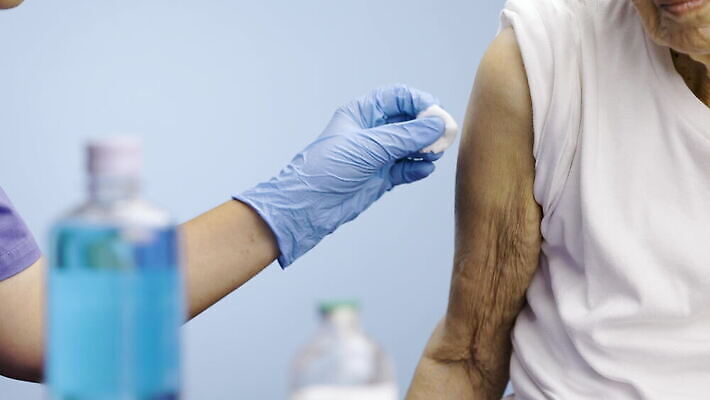 여자 노년 가족 태국 주택 건강 병원 사람 동양인 두명 약 일본 중국 시험 환자 간호사 의사 닫기 질병 인도인 간호 인도네시아 주사약 싱가폴 돌봄 백신 사스 코로나바이러스 4K MOV 해외동영상 클립영상 외국인 교육 아시아 의학 관계 모션 인종 성인 건물 의료진 바이러스 동영상 파일형식