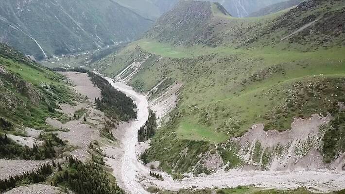 나무 공원 여행 자연 산 안테나 파노라마 사람없음 야외 초록색 물 강 환경 골짜기 계곡 하이킹 안개 개울 정상 숲 언덕 암초 내추럴 드론 울퉁불퉁 전국 절정 키르기스스탄 MP4 해외동영상 클립영상 자연요소 식물 공공시설 컬러 통신 레저 날씨 촬영기법 생태계 동영상 중앙아시아 파일형식