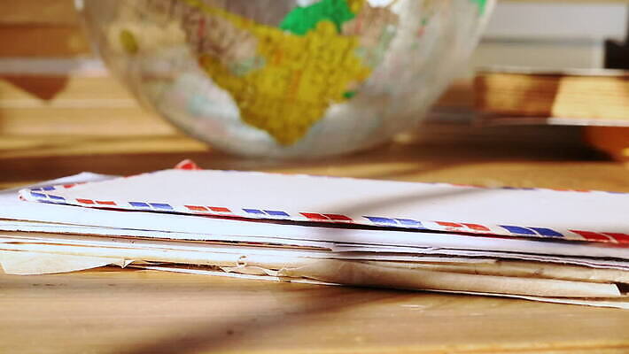 종이 여행 백그라운드 컨셉 통신 봉투 실내 취미 사람없음 앞모습 빨간색 지구본 쌓기 낭만 수확 흰색 기록 메시지 편지 심볼 향수 오브젝트 복고 국제우편 옛날 중고 편지쓰기 MOV 해외동영상 클립영상 뷰포인트 컬러 농업 모션 내부 화장품 우편물 동영상 파일형식