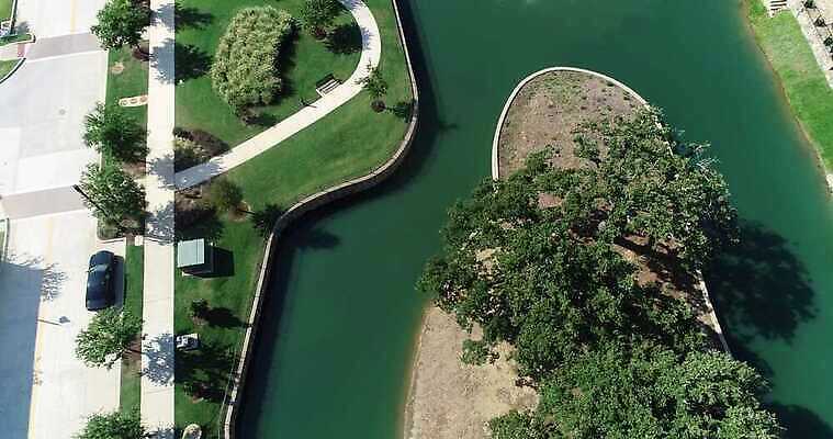 공원 주택 안테나 사람없음 물 연못 언덕 드론 텍사스 4K MOV 해외동영상 클립영상 자연요소 공공시설 통신 건물 미국 동영상 파일형식