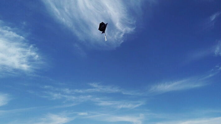 구름 모자 학생 교육 실루엣 백그라운드 컨셉 졸업 학교 모션 자연 하늘 성공 바람 주택 사람없음 여름 파란색 숫자 축하 던지기 재산 끝 졸업장 속도 싱글 점수 느림 종료 등급 보유 캡모자 혼자 가상 4K MOV 해외동영상 클립영상 자연요소 문자 모자_잡화 잡화 계절 컬러 날씨 촬영기법 건물 금융 생태계 동영상 파일형식