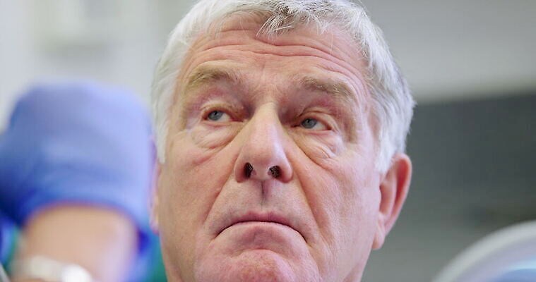 백인 여자 노년 남자 얼굴 중년 장갑 영국 잉글랜드 실내 사람 두명 머리 건강관리 거울 듣기 터치 환자 의사 주름 70대 청각 서식스 4K MOV 해외동영상 클립영상 서양인 잡화 유럽 의학 모션 건강 관리 성인 내부 신체부위 의료진 동영상 파일형식