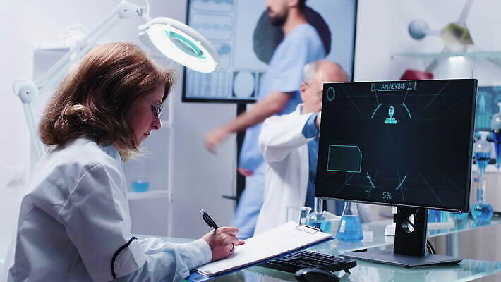 직업 여자 남자 산업 과학 건강 현미경 실험 사람 스터디 컴퓨터 약 스크린 장비 의사 코트 업무 작업 그룹 센터 실험실 연구원 과학자 분석 시설 생물학 튜브 공학 발견 조제 개발 돌봄 백신 유전 화학자 4K MOV 해외동영상 클립영상 교육 컨셉 의학 모션 실험기구 전자제품 학습 외투 의료진 만들기 동영상 학자 파일형식