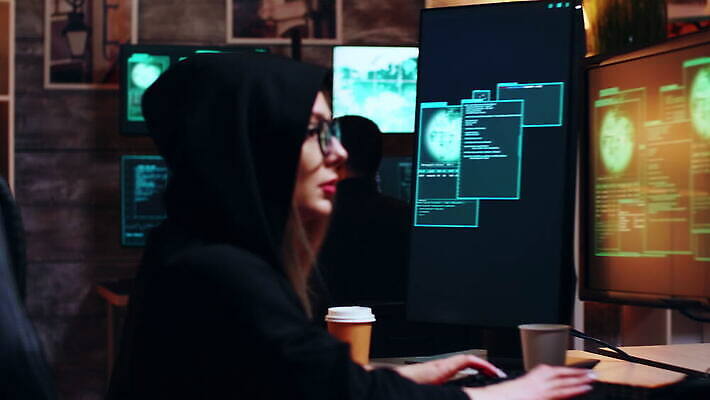 남자 인터넷 사람없음 컴퓨터 스크린 자료 웹 어둠 방 정보 네트워크 조직 그룹 바이러스 암호 위험 공격 비밀 사이버 보안 신분 감시 시스템 해킹 해커 깊이 사생활 서버 소프트웨어 악성코드 정부 프로그래밍 4K MOV 해외동영상 클립영상 컨셉 모션 안전 사람 전자제품 작업 범죄 동영상 개발 파일형식