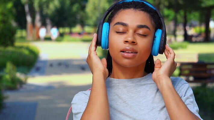 행복 얼굴 음악 거리 한명 청년 야외 여름 청춘 햇빛 헤드폰 자유 춤 닫기 시원함 즐거움 긍정 섞기 밀레니얼 4K MOV 해외동영상 클립영상 레이스천 1 계절 감정 음향기기 컨셉 모션 문화예술 사람 성인 신체부위 경제 태양 직물 동영상 파일형식