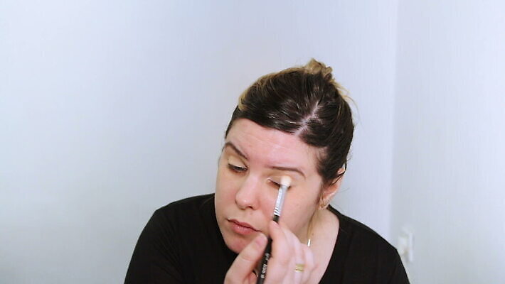 백인 모델 직업 응시 여자 얼굴 백그라운드 한명 사람 성인 뷰티 유행 카메라 화장품 거울 흰색 붓 화려 우아함 가루 눈썹 속눈썹 볼터치 피부 입술 마스카라 윤곽 예술가 아이섀도 내추럴 넣기 방법 아이라이너 연지 스타일 신청 MOV 해외동영상 클립영상 서양인 1 시선 컬러 컨셉 모션 신체부위 전자제품 화장 동영상 파일형식