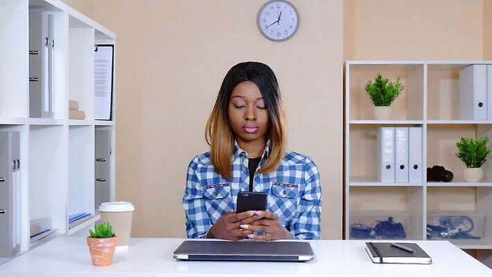 직업 여자 흑인 인터넷 회사 비즈니스 통신 성공 모바일 노동자 직장 한명 미소 사람 스마트폰 핸드폰 사무실 스크린 터치 업무 작업 비즈니스우먼 메시지 어플리케이션 종업원 스마트 책상 나눔 경영 소셜 채팅 셀룰러 밀레니얼 4G 4K MOV 해외동영상 클립영상 서양인 1 가구 컨셉 표정 IT 경제 전자제품 스마트기기 직장인 동영상 파일형식