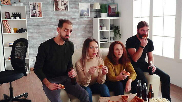 백인 라이프스타일 여자 남자 감정 문화 주택 실내 사람 앉기 친구 텔레비전 우정 관찰 그룹 야간 필름 영화 호러 4K MOV 해외동영상 클립영상 자연요소 서양인 관계 모션 문화예술 내부 건물 생활 전자제품 공포 동영상 파일형식