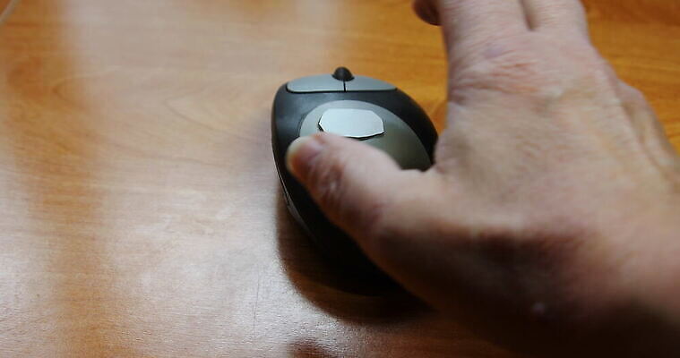 직업 라이프스타일 손 인터넷 비즈니스 손가락 탁자 실내 사람 사람없음 컴퓨터 사무실 디지털 타이핑 업무 비즈니스맨 그물 닫기 쥐 무선 책상 바쁨 비서 소통 4K MOV 해외동영상 클립영상 남자 가구 컨셉 모션 내부 생활 신체부위 전자제품 작업 직장인 설치류 동영상 파일형식