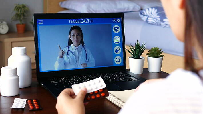 직업 손 인터넷 신체 통신 회의 거리 주택 건강 병원 대화 한명 노트북 컴퓨터 약 공책 웹 고통 환자 의사 어플리케이션 질병 연결 서비스 사인 부름 멀리 온라인 동영상 돌봄 벙어리 약사 화상통화 뉴노멀 4K MOV 해외동영상 클립영상 1 감정 비즈니스 의학 모션 문구용품 말하기 사람 건물 신체부위 경제 전자제품 의료진 통화 파일형식