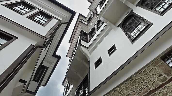 전통 유럽 문화 호수 여행 백그라운드 건축양식 창문 모션 하늘 지붕 휴가 산 거리 아파트 주택 파노라마 풍경 사람없음 야외 건물 물 여름 파란색 도시풍경 여행객 맑음 산책 흰색 도시 성 역사 재산 묘사 언덕 타운 마케도니아 옛날 1인칭시점 4K MP4 해외동영상 클립영상 자연요소 건축물 시선 계절 건축 나라 컬러 날씨 휴식 촬영기법 사람 금융 동영상 파일형식 남유럽