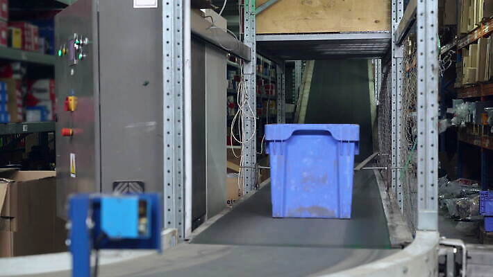 산업 선 비즈니스 포장 공장 교통시설 모션 밥 사람없음 상자 글로벌 화물 제조 주식 창고 패키지 수납 짐싸기 판지 분배 컨베어밸트 4K MOV 해외동영상 클립영상 음식 교통 공업 금융 기계 운송업 시설 동영상 파일형식