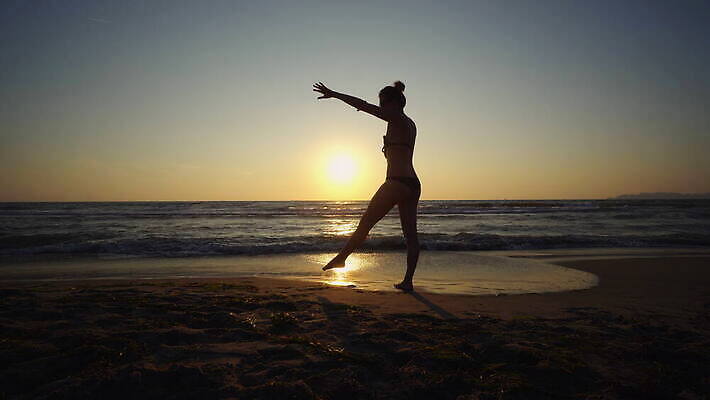 행복 실루엣 스포츠 파도 바다 여행 자연 하늘 휴가 휴식 사람없음 빨간색 물 운동 태양 일출 일몰 기쁨 저녁 그림 휴양지 체조 분무기 수평선 4K MOV 해외동영상 슬로모션 클립영상 자연요소 감정 컬러 컨셉 촬영기법 건강 노을 장소 야간 생태계 동영상 파일형식