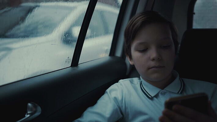 라이프스타일 얼굴 여행 창문 교통시설 모션 자동차 모바일 날씨 한명 미소 앉기 소년 스마트폰 핸드폰 스크린 운전 터치 슬픔 도시 서핑 메시지 좌절 떨어짐 승차 전화기 스마트 고민 문제 온라인 일반 전송 곤란 문자메시지 자동 혼자 4K MOV 해외동영상 클립영상 1 남자 감정 어린이 육상교통 교통 컨셉 표정 사람 생활 신체부위 전자제품 스마트기기 수상스포츠 시설 동영상 파일형식