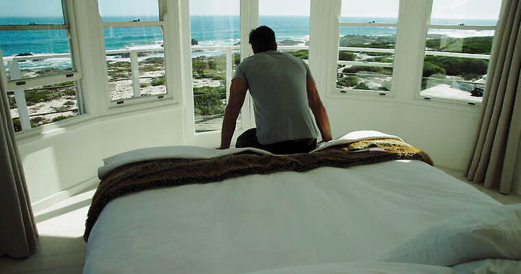 백인 응시 남자 바다 여행 가구 창문 아프리카 휴가 휴식 실내 한명 서기 앉기 성인 야외 뒷모습 물 30대 관광지 걷기 펼침 침실 발코니 침대 남아프리카 케이프타운 수평선 4K MOV 해외동영상 클립영상 자연요소 서양인 1 시선 나라 뷰포인트 생활용품 컨셉 모션 사람 내부 장년 동영상 남아프리카공화국 파일형식