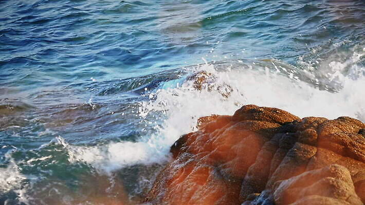 파도 바다 여행 백그라운드 자연 휴가 산 파노라마 사람없음 야외 가로 물 파란색 맑음 힘 거품 젖음 흰색 서핑 떨어짐 큼 충돌 분무기 암초 폭풍 반대 내추럴 단절 폭풍우 스플래쉬 4K MOV 해외동영상 클립영상 자연요소 컬러 컨셉 날씨 촬영기법 수상스포츠 비_날씨 크기 자연재해 생태계 동영상 파일형식