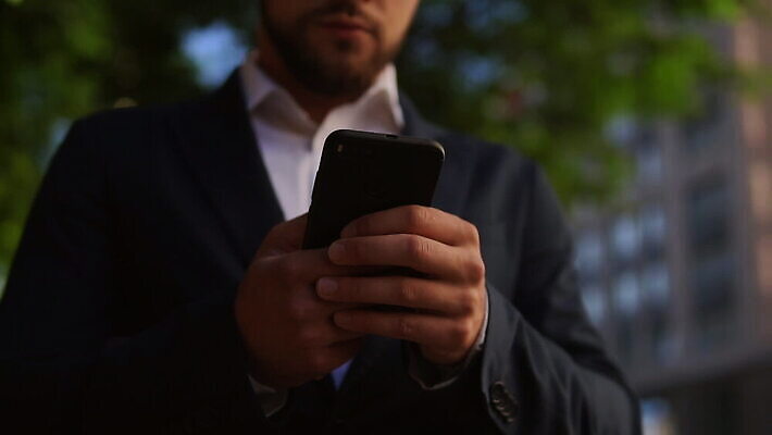 직업 라이프스타일 남자 인터넷 비즈니스 사업가 통신 손가락 모바일 세포 관리 한명 성인 야외 스마트폰 핸드폰 쇼핑 청춘 사무실 유행 타이핑 잡기 도시 비즈니스맨 자신감 네트워크 닫기 결심 스마트 바쁨 지역 타운 온라인 독립 채팅 터치스크린 스타일 MOV 해외동영상 클립영상 1 손 감정 컨셉 모션 사람 생활 전자제품 스마트기기 직장인 동영상 파일형식