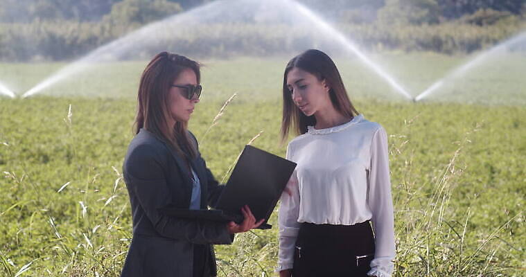 식물 백인 행복 산업 2 밭 농업 비즈니스 자연 성공 협력 사람 정장 성인 야외 물 노트북 농작물 농경지 거래 시골 업무 비즈니스맨 비즈니스우먼 닫기 땅 밀 뿌리기 만족 분무기 시스템 떨림 밭일 스프링쿨러 세련 4K MOV 해외동영상 클립영상 자연요소 서양인 옷 여자 남자 감정 컨셉 모션 곡류 전자제품 농장 작업 직장인 생태계 동영상 파일형식