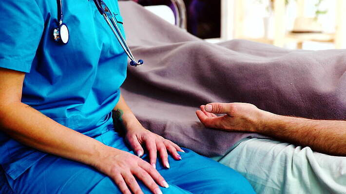 백인 손 여자 남자 컨셉 주택 건강 병원 사람 성인 고통 환자 간호사 의사 침대 긴급 잡기 닫기 질병 담요 간호 병실 위로 거짓말 돌봄 옛날 헬프 4K MOV 해외동영상 클립영상 서양인 감정 가구 의학 모션 건물 신체부위 의료진 도움 동영상 파일형식