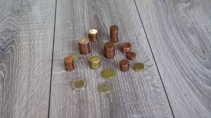 유럽 백그라운드 컨셉 돈 비즈니스 성공 그래프 사람없음 금융 경제 빛 쌓기 금속 동전 저축 유로 성장 흰색 기둥 변화 시장 재산 황금 구매 주식 심볼 사인 투자 이익 보물 흙더미 빚 고립 센트 수입 4K MOV 해외동영상 클립영상 건축 나라 컬러 모션 재질 쇼핑 흙 동영상 파일형식 더미