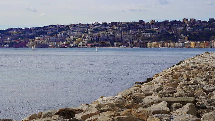 유럽 문화 바다 여행 건축양식 하늘 휴가 파노라마 풍경 해변 사람없음 건물 물 도시풍경 항구 이탈리아 산책로 도시 만 보트 역사 재산 지중해 언덕 포트 타운 나폴리 랜드마크 옛날 4K MOV 해외동영상 클립영상 자연요소 건축물 건축 나라 길 배_교통 교통시설 촬영기법 금융 동영상 파일형식