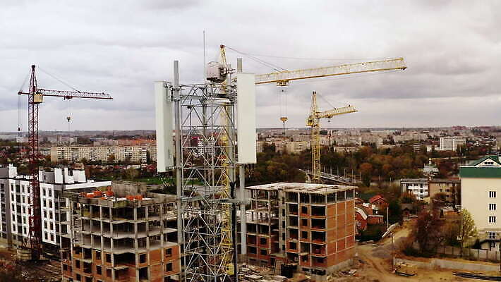 산업 백그라운드 통신 지붕 미래 안테나 사람없음 건물 스마트폰 글로벌 탑 디지털 고층빌딩 힘 장비 인공위성 과학기술 도시 악단 네트워크 역 무선전화기 수화기 서비스 라디오 신호 전자 방송 전염 시스템 세대 방사선 송신기 셀룰러 4G 4K MOV 해외동영상 클립영상 건축물 음악 컨셉 교통시설 기술 IT 빌딩 전자제품 핸드폰 스마트기기 질병 전화기 감염 동영상 파일형식