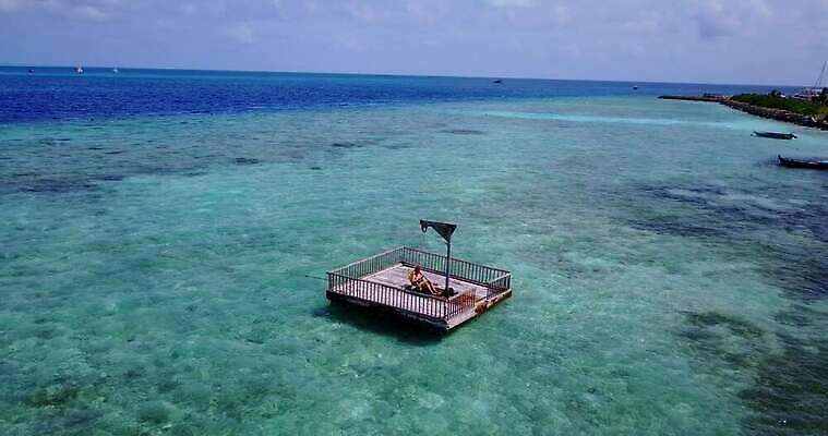 모래 파도 바다 섬 여행 자연 유리 하늘 휴가 한명 풍경 초록색 물 여름 모래사장 야자수 맑음 침묵 흰색 보석 순수 태평양 멀리 말레이시아 내추럴 뗏목 이국적 터키석 파라다이스 4K MOV 해외동영상 클립영상 자연요소 나무 1 계절 아시아 교통수단 컬러 컨셉 배_교통 재질 날씨 사람 소리 광석 생태계 동영상 파일형식