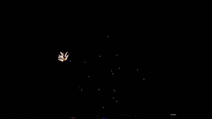 기념일 여행 백그라운드 하늘 불 휴가 불꽃 기념 폭죽 불꽃놀이 이벤트 사람없음 빨간색 빛 강 컬러풀 파티 축제 기쁨 축하 도시 오픈 야간 저녁 폭발 쇼 시끄러움 경례 스카이라인 광 크리스마스이브 4K MOV 해외동영상 클립영상 자연요소 감정 컬러 컨셉 크리스마스 놀이 인사 동영상 파일형식