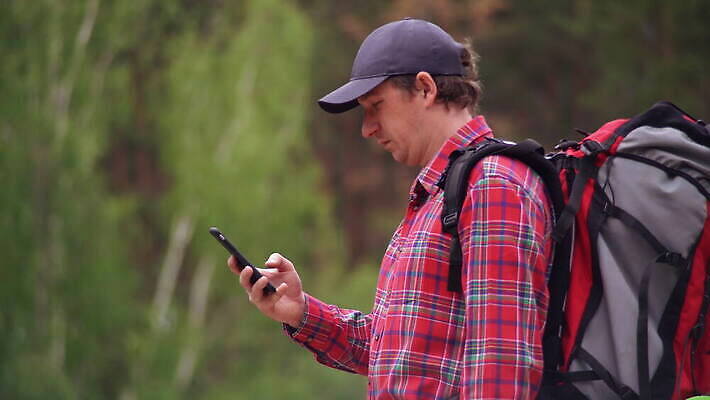 나무 응시 공원 남자 도로 길 여행 지도 인터넷 배낭 자국 모바일 한명 사람 풍경 야외 옆모습 스마트폰 핸드폰 여행객 환경 트래킹 하이킹 장비 탐험 시골 잡기 고독 숲 스마트 배낭여행 싱글 방법 백패커 산악가 선로 하이커 혼자 4G 4K MOV 해외동영상 클립영상 식물 1 시선 공공시설 감정 뷰포인트 컨셉 가방 교통시설 모션 레저 IT 전자제품 스마트기기 동영상 파일형식