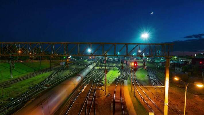 구름 산업 도로 선 여행 이동 비즈니스 교통시설 모션 자연 하늘 거리 풍경 사람없음 빛 금속 어둠 황혼 일몰 새벽 기찻길 기차 에너지 화물 고속도로 역 야간 저녁 교차로 속도 트랙 머리위 장면 빛망울 선로 철강 4K 타임랩스 MP4 해외동영상 클립영상 자연요소 길 육상교통 교통 컨셉 재질 대중교통 촬영기법 노을 운송업 시설 생태계 동영상 파일형식
