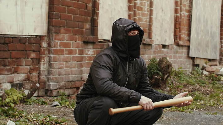 남자 무기 백그라운드 거리 가면 한명 사람 앉기 검은색 재킷 야구 덮개 분노 잡기 도시 폭력 범죄 위험 공격 도둑 싱글 싸움 박쥐 지역 변장 불만 깡패 4K MOV 해외동영상 클립영상 1 감정 컬러 컨셉 포유류 모션 구기 외투 뚜껑 범죄인 사회이슈 동영상 파일형식