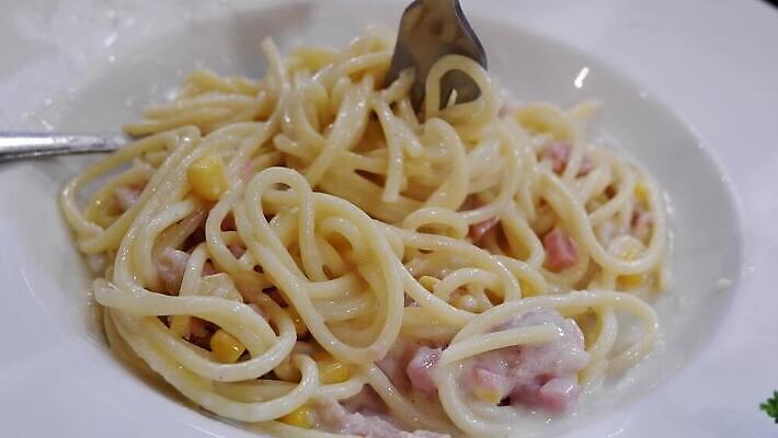 접시 음식 백그라운드 채소 치즈 파스타 건강 스파게티 육류 요리 사람없음 식당 식사 저녁식사 이탈리아 신선 면 맛 크림 국수 햄 베이컨 바질 점심식사 페투치네 맛있는 4K MP4 해외동영상 클립영상 식기 유럽 컨셉 식재료 유제품 서양음식 돼지고기 상점 면류 동영상 파스타면 파일형식