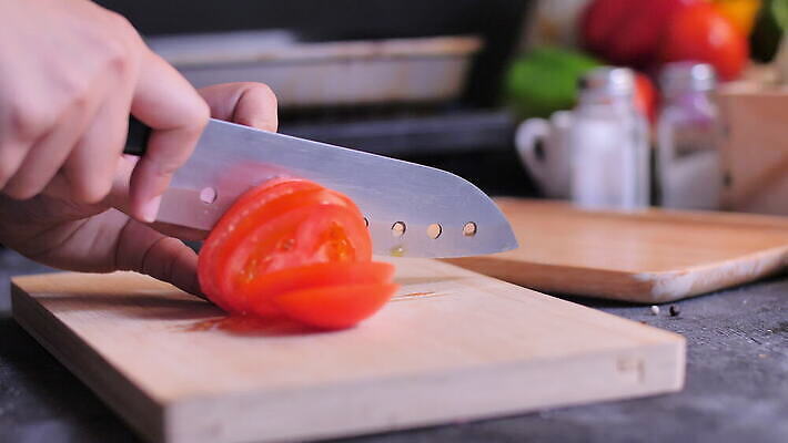 식물 라이프스타일 손 여자 음식 조각 신체 다이어트 토마토 채소 과일 재료 부분 자연 탁자 주택 건강 요리 씨앗 사람없음 쌓기 주방 샐러드 신선 반지 칼 달콤 맛 자르기 유기농 날것 슬라이스 비타민 흙더미 내추럴 숙성 저지방 채식주의자 개조 비건 맛있는 4K MOV 해외동영상 클립영상 웰빙 가구 컨셉 장신구 모션 사람 건물 생활 신체부위 흙 기름_음식 생태계 채식 동영상 영양소 파일형식 더미