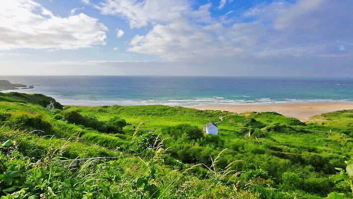 공원 유럽 모래 파도 바다 여행 자연 하늘 휴가 영국 파노라마 사람없음 초록색 물 파란색 태양 평화 맑음 흰색 만 모래언덕 아일랜드 대서양 내추럴 수평선 헤드랜드 MOV 해외동영상 클립영상 자연요소 공공시설 나라 컬러 컨셉 날씨 촬영기법 언덕 생태계 동영상 파일형식