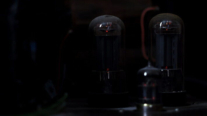 악기 음악 전구 유리 검은배경 사람없음 반짝임 디지털 어둠 힘 소리 장비 램프 닫기 오브젝트 라디오 복고 신호 전자 오디오 튜브 스테레오 연소 광 구식 다이오드 전압 진공 회복 4K MOV 해외동영상 클립영상 백그라운드 컨셉 모션 재질 문화예술 조명 전자제품 검은색 동영상 파일형식