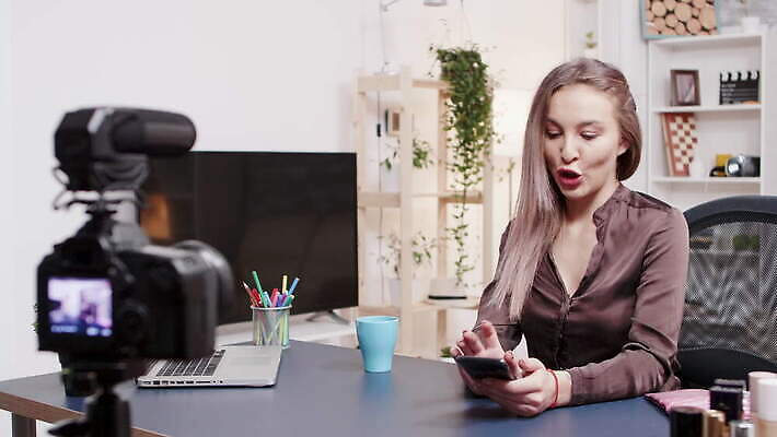 직업 라이프스타일 여자 얼굴 인터넷 주택 실내 미소 독서 뷰티 유행 카메라 디지털 촬영 웹 화장품 장비 정보 업무 네트워크 질문 방송 온라인 동영상 블로거 블로그 소셜 생존 스타일 크리에이터 1인미디어 4K MOV 해외동영상 클립영상 표정 사람 내부 건물 생활 신체부위 전자제품 작업 파일형식